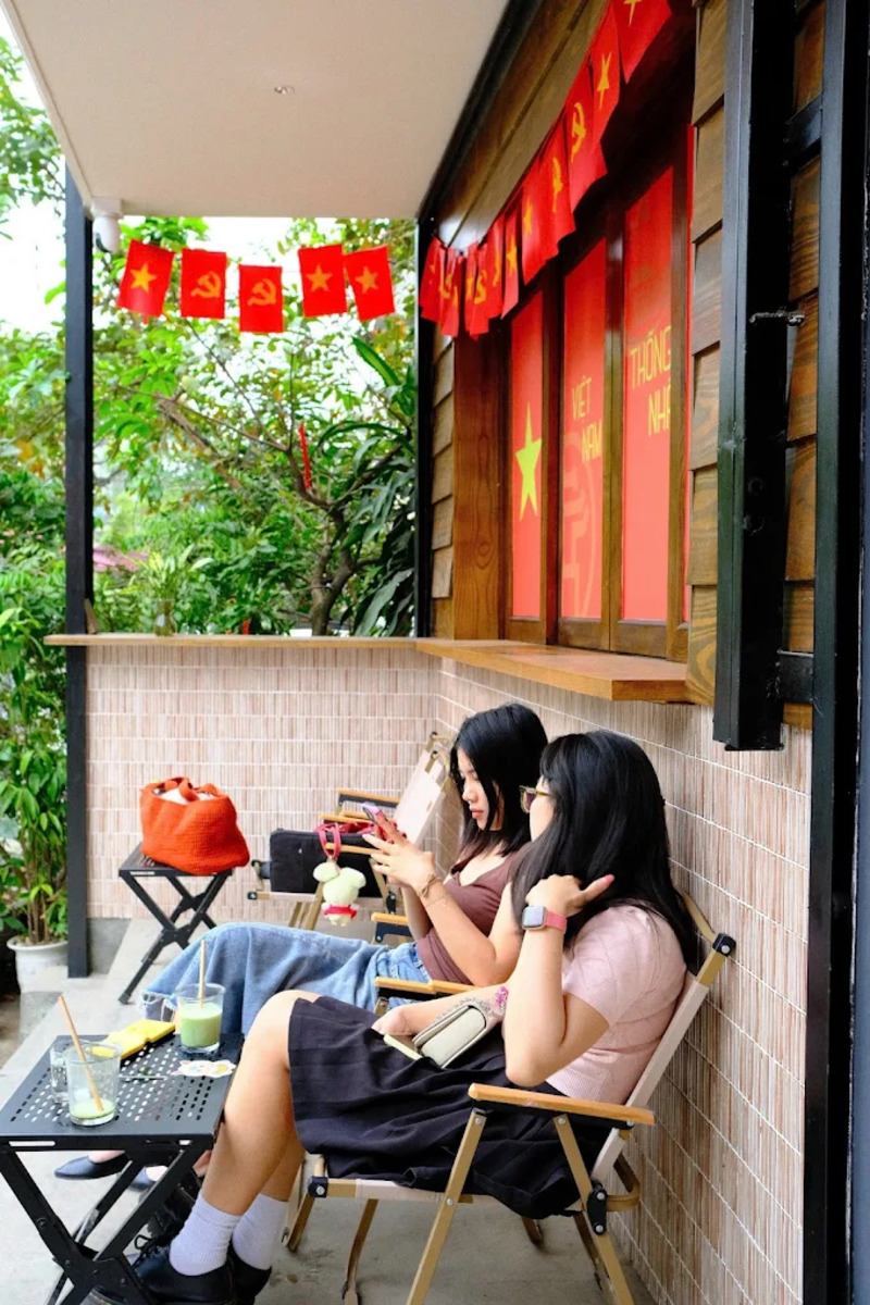 Check-in 8 Hanoi cafe brilliant red flag with yellow stars on September 2 10