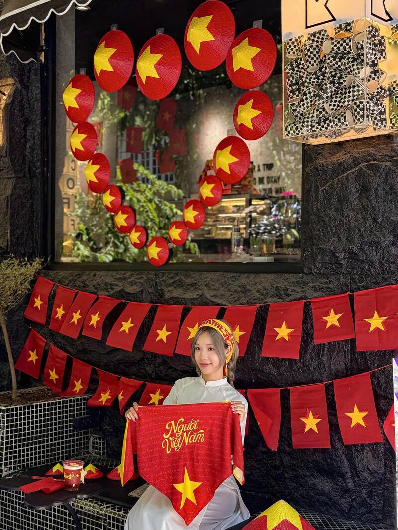 Check-in 8 Hanoi cafe brilliant red flag with yellow stars on September 2 15