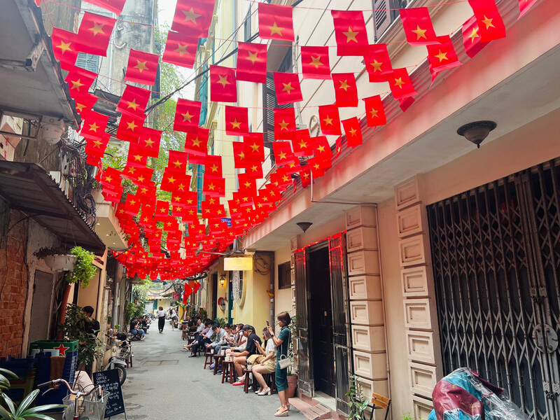 Check-in 8 Hanoi Cafe Brilliantly red flag with yellow stars on September 2