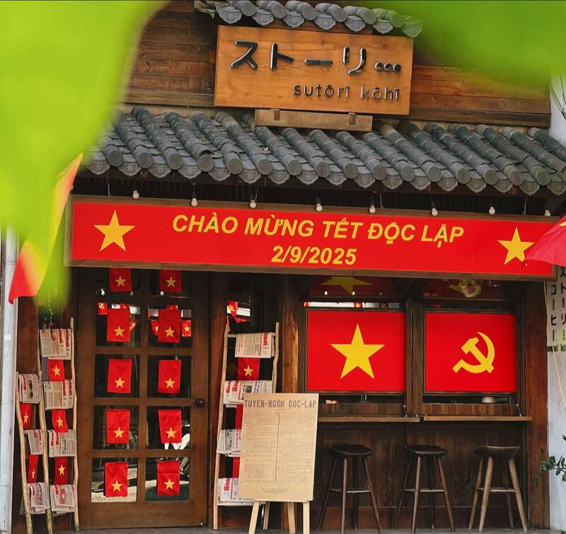 Check-in 8 Hanoi cafe brilliant red flag with yellow stars on September 2