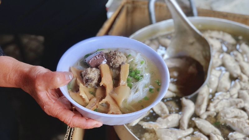 Top 10 vermicelli shops growing in Saigon retain the traditional flavor 7