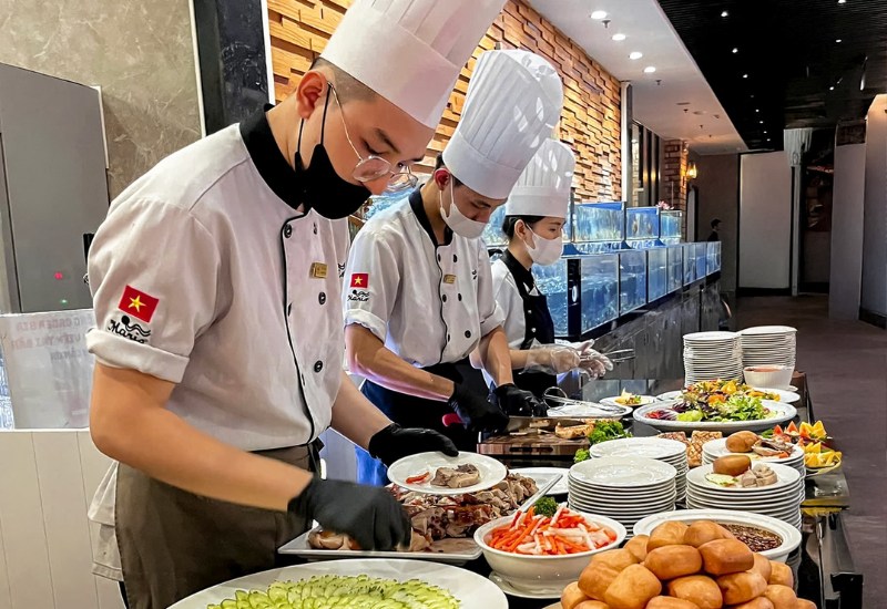 Most dishes at the restaurant are made directly at the open kitchen counter, giving guests a sense of life and interesting when watching the cooking process. The ingenuity and creativity of the chef contribute to making a unique impression for cuisine at D'Ara Maris.