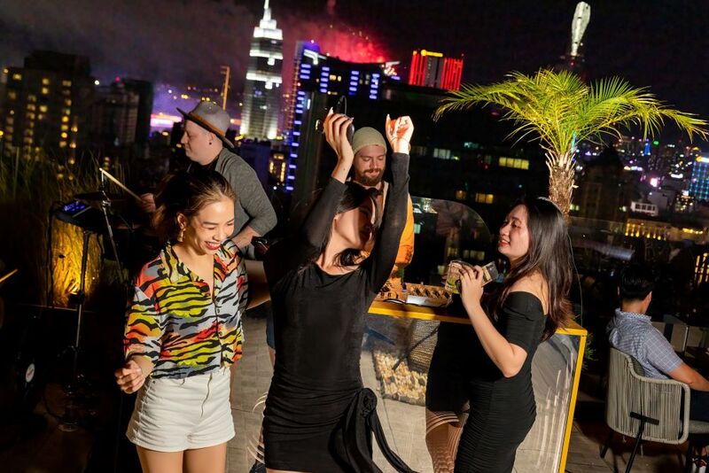 Shri Lifestyle Dining: Rooftop restaurant in the heart of Saigon 7