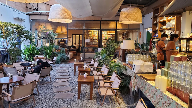 Tiny Post Cafe: Quiet vintage cafe in the heart of the capital 10