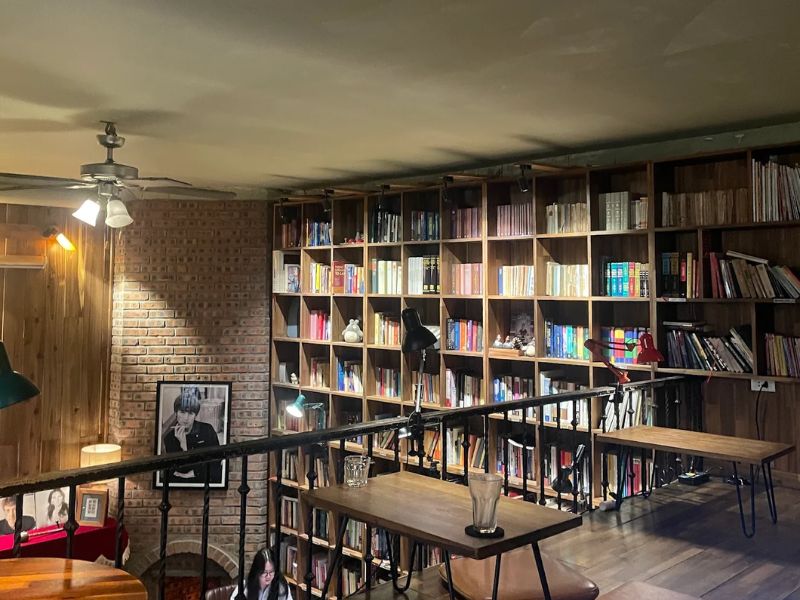 Tranquil Books & Coffee: Café - Vintage Style Library 2