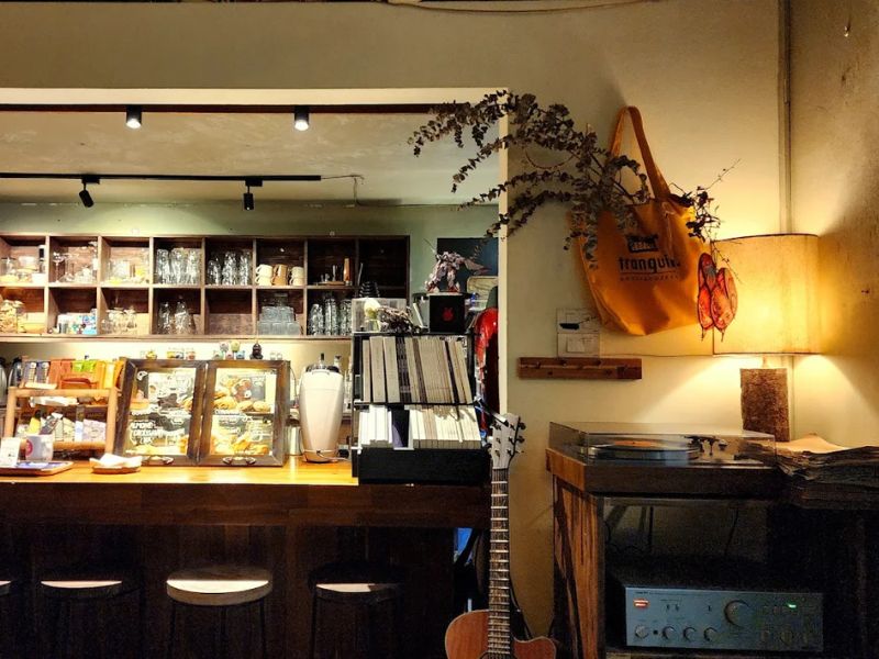 Tranquil Books & Coffee: Café - Vintage style library 6