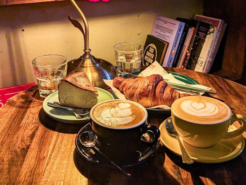 Tranquil Books & Coffee: Café - Vintage Style Library 9