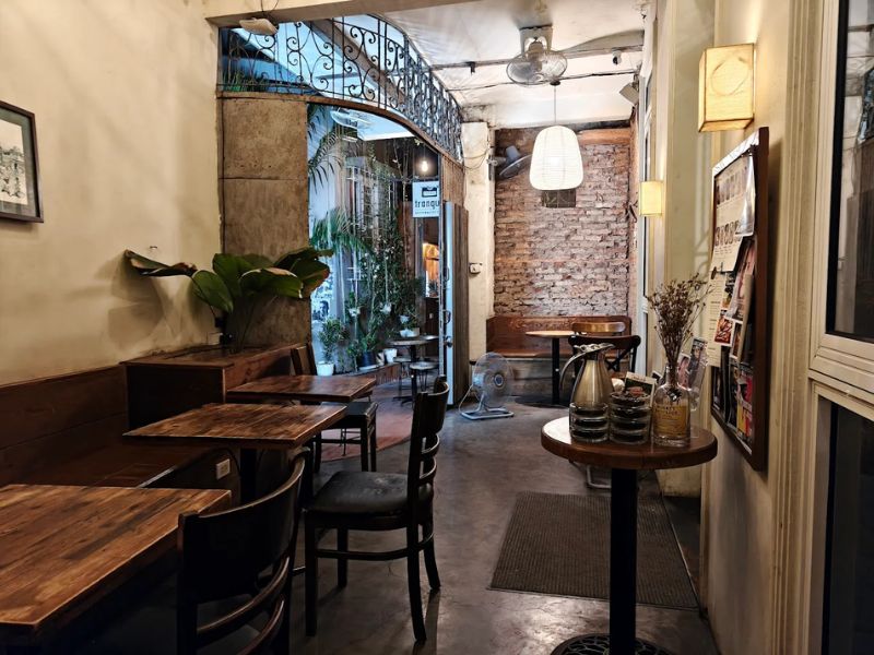 Tranquil Books & Coffee: Café - Vintage Style Library 3