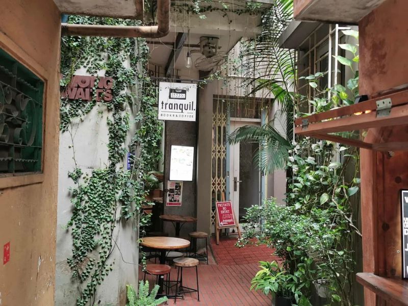 Tranquil Books & Coffee: Café - Vintage Style Library 5