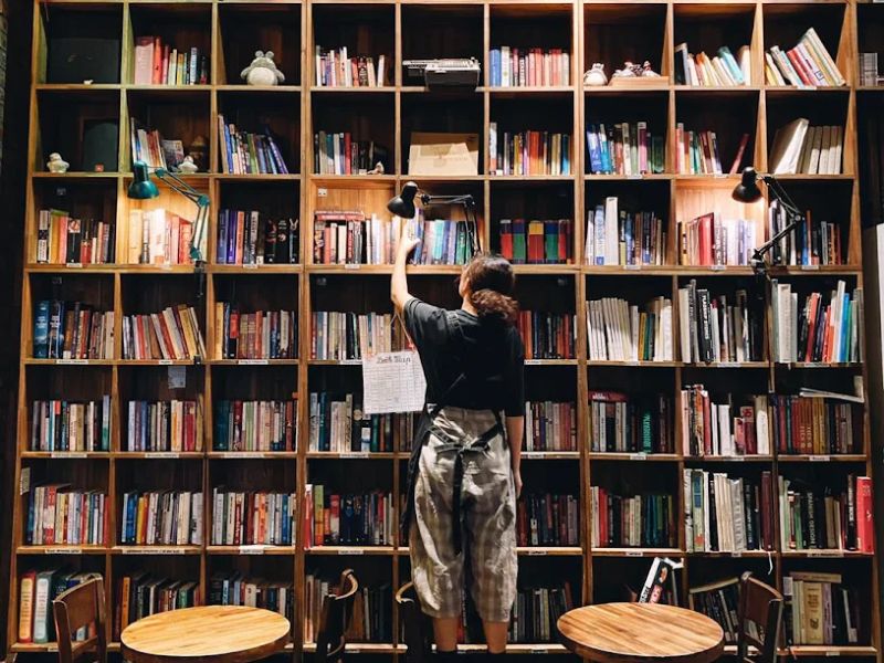 Tranquil Books & Coffee: Café - Vintage Style Library 4