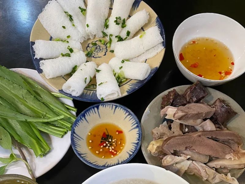 10 delicious and cheap pork intestine banh hoi shops in Ho Chi Minh City 9