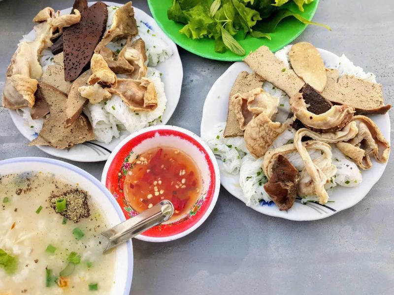 10 delicious and cheap pork intestine banh hoi shops in Ho Chi Minh City 10