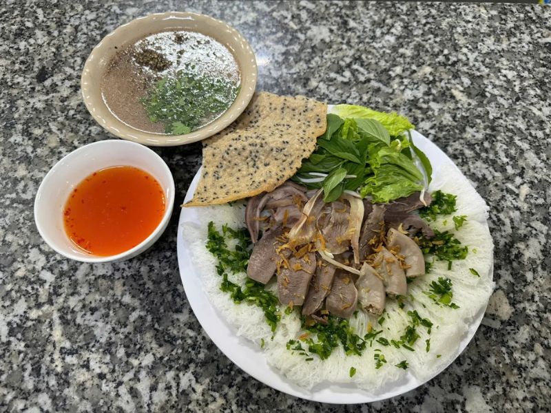 10 delicious and cheap pork intestine banh hoi shops in Ho Chi Minh City 8