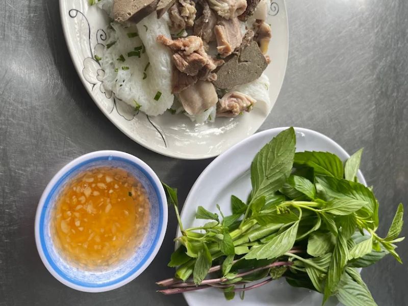 10 delicious and cheap pork intestine banh hoi shops in Ho Chi Minh City 4