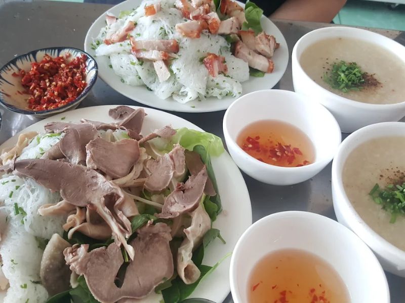 10 delicious and cheap pork intestine banh hoi shops in Ho Chi Minh City 2