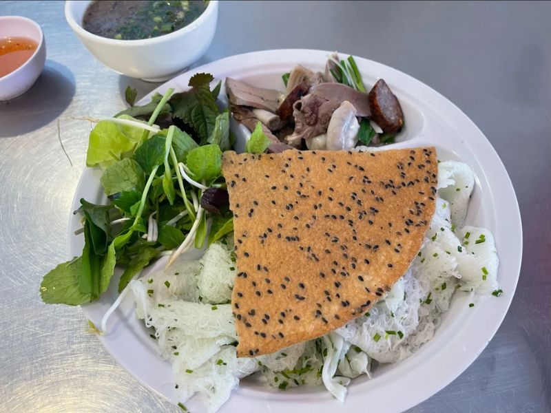 10 delicious and cheap pork intestine banh hoi shops in Ho Chi Minh City 3