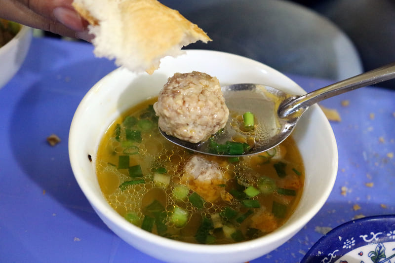 4 famous delicious Hoang Dieu banh mi shops, affordable prices 4