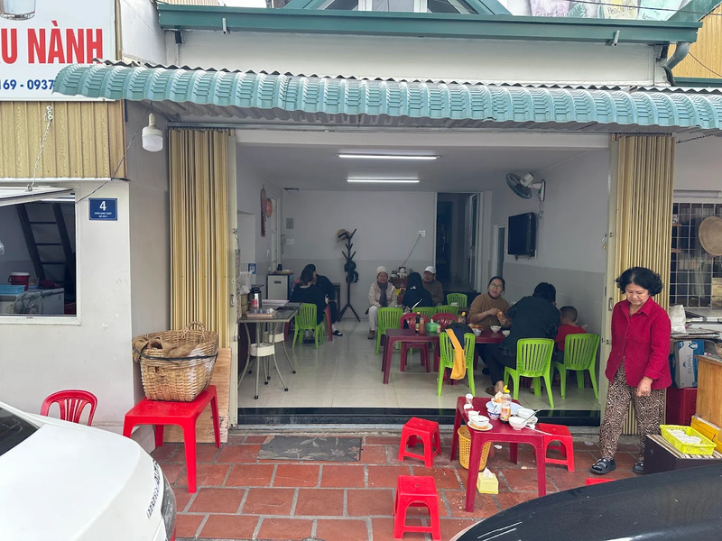 4 Hoang Dieu shumai sandwich shops are famous for their deliciousness and affordable prices 7