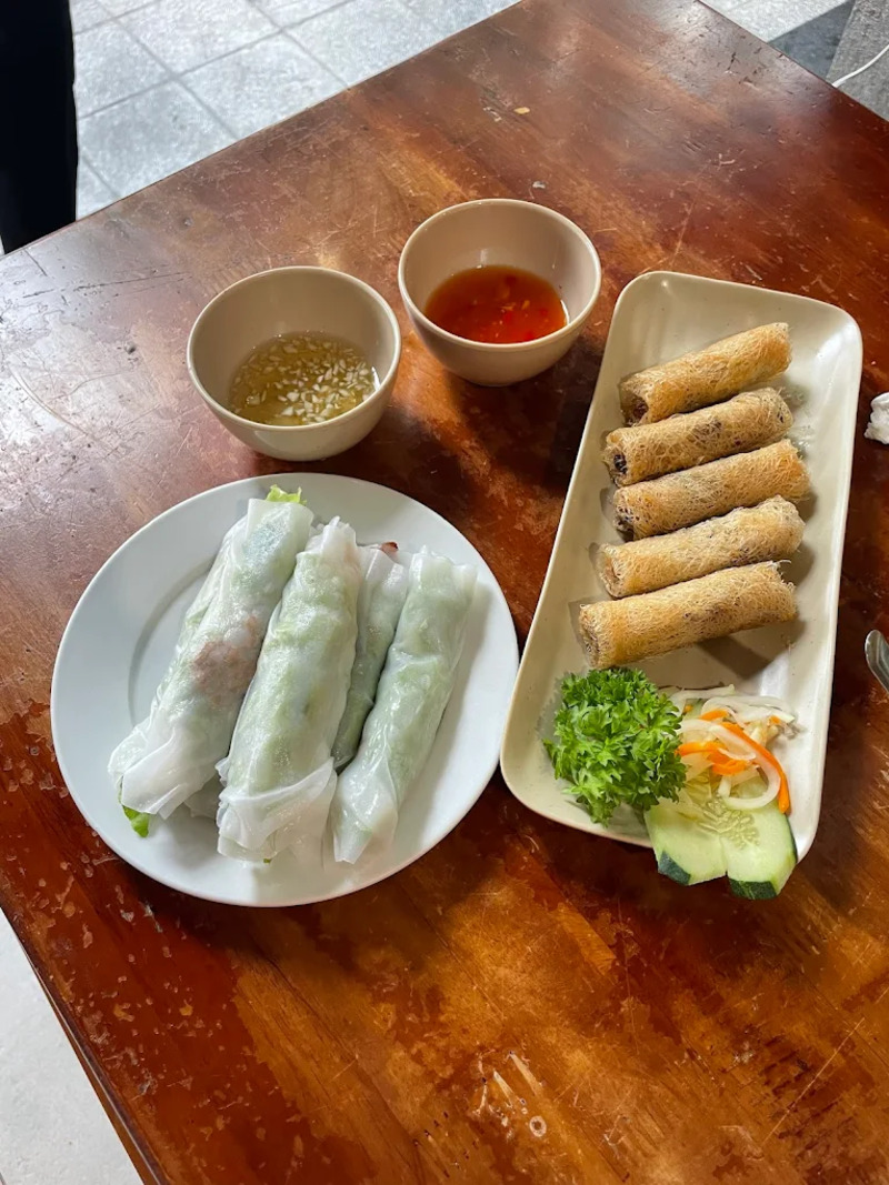 Pocket 8 delicious Hue wet cake shops, you'll be addicted to eating them 3