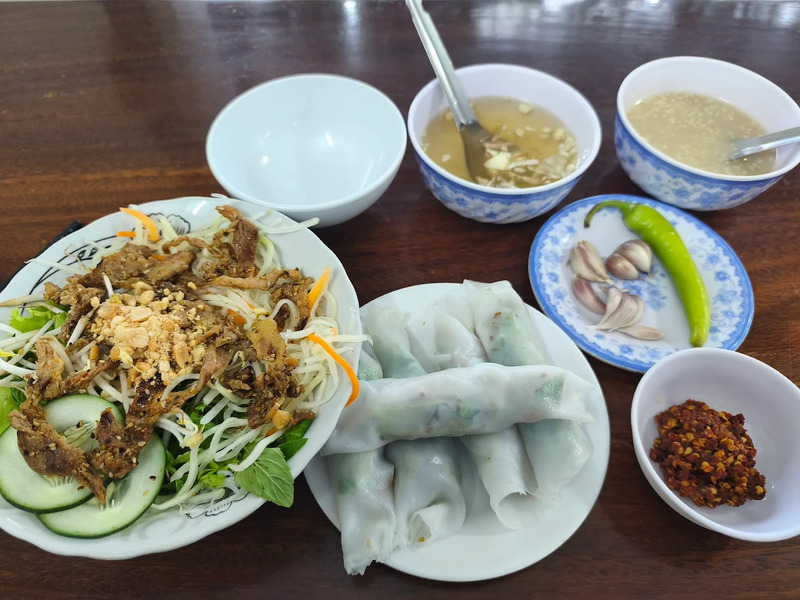 Pocket 8 delicious Hue wet cake shops, you'll be addicted to eating them 5