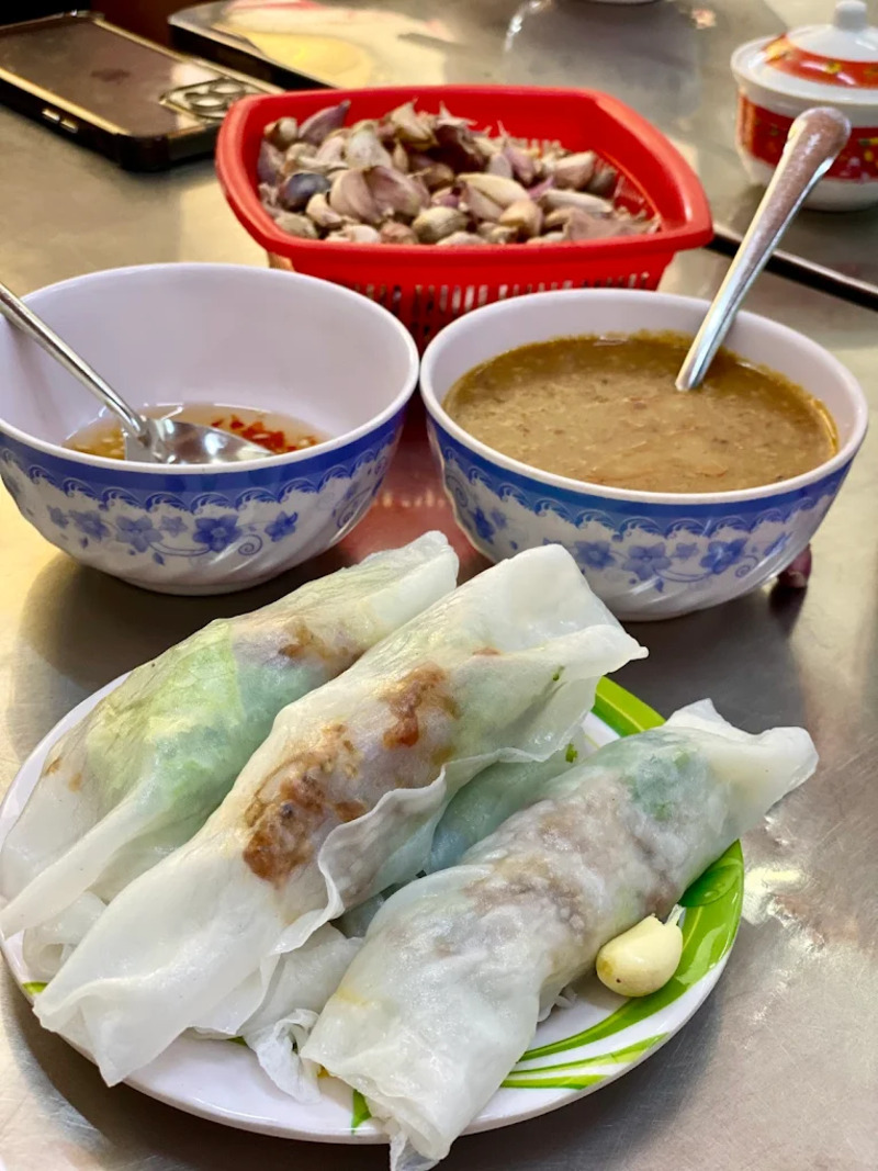 Pocket 8 delicious Hue wet cake shops, you'll be addicted to eating them 7