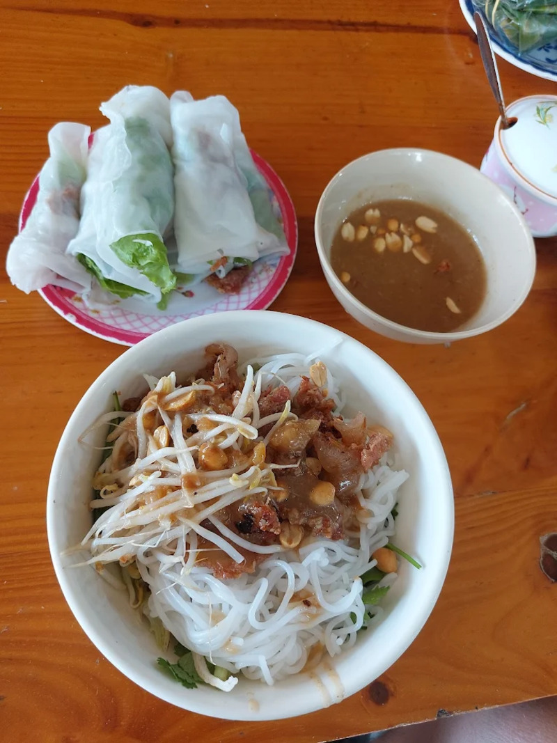 Pocket 8 delicious Hue wet cake shops, you'll be addicted to eating them 8