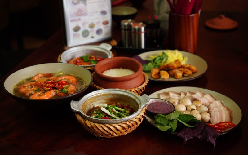 Top 10 addresses for delicious Vietnamese-style clay pot rice in District 1 8