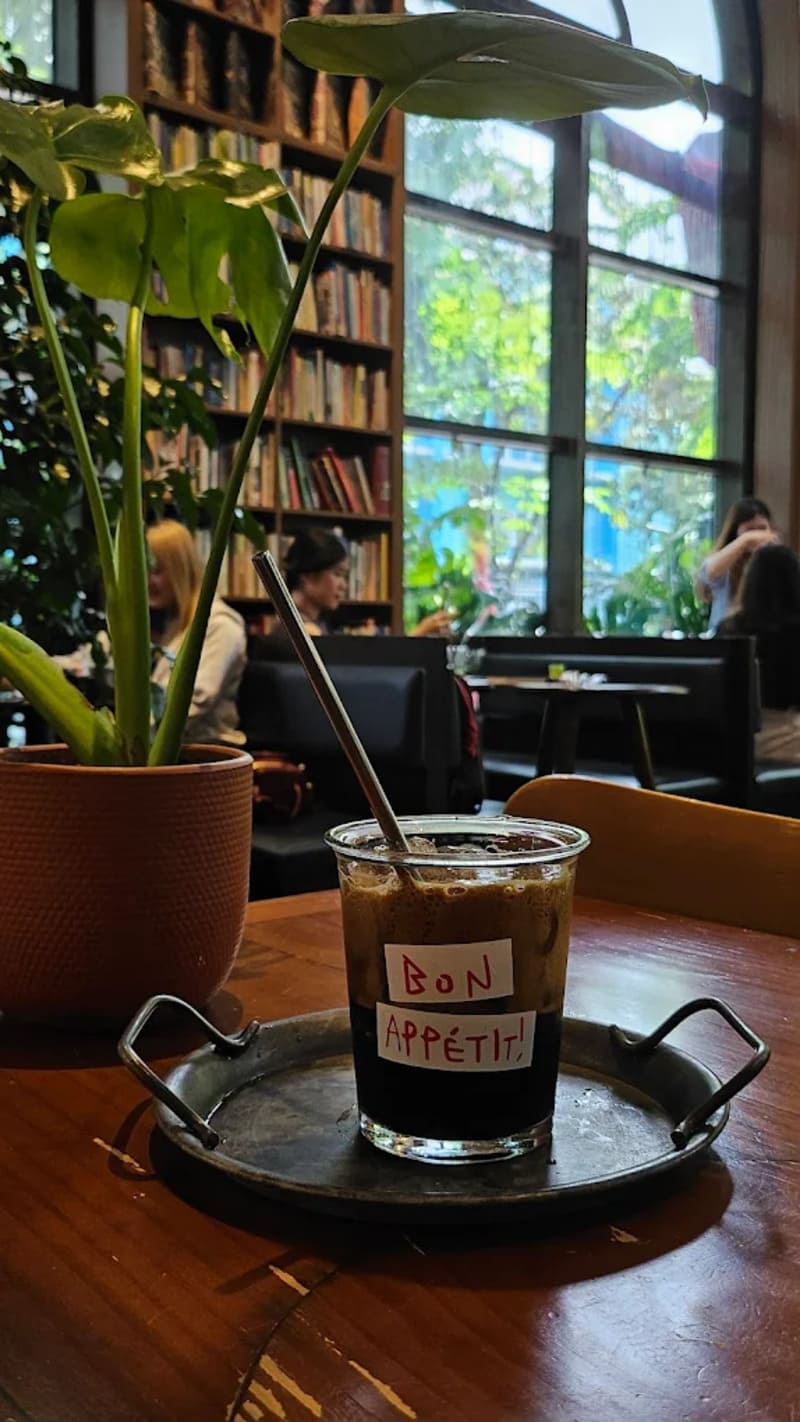 Giang Cafe: Find a classic but no less trendy space 4