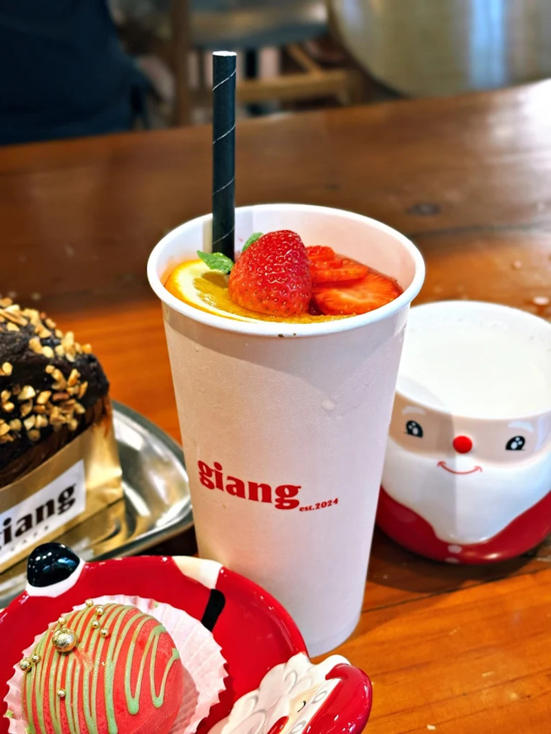 Giang Cafe: Find a classic but no less trendy space 5