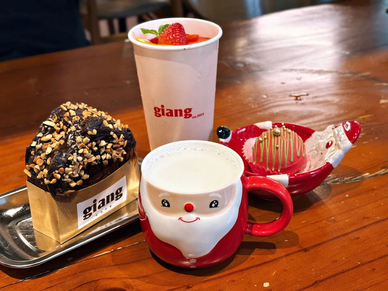 Giang Cafe: Find a classic but no less trendy space 10