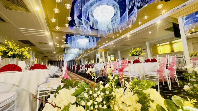 Experience at the top 8 restaurants in District 4 with impressive culinary space 8