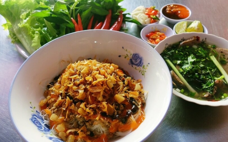 List of 10 delicious Gia Lai dry pho restaurants in Saigon 5