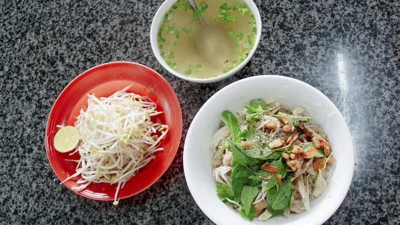 List of 10 delicious Gia Lai dry pho restaurants in Saigon 8