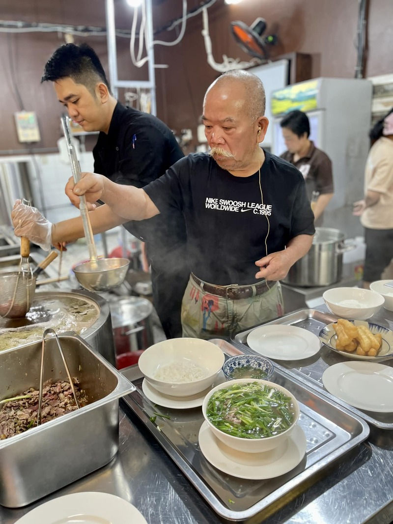 Pho Thin Lo Duc and Pho Thin Bo Ho, attractive names in the capital's pho village 2