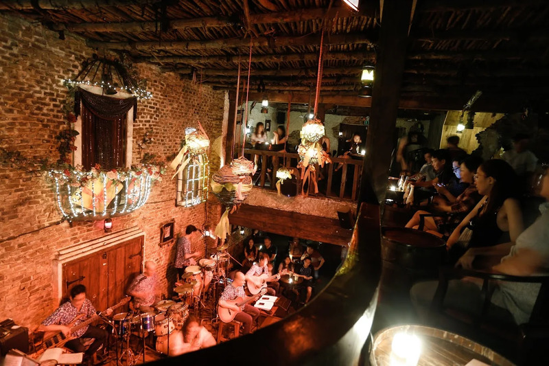 Top 8 famous Saigon pubs, the busiest paradise at night 5