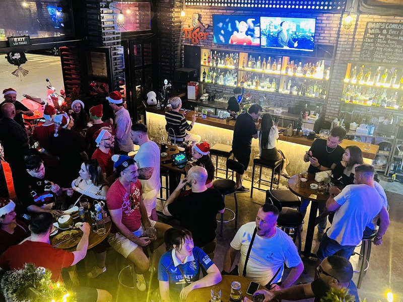 Top 8 famous Saigon pubs, the busiest paradise at night 4