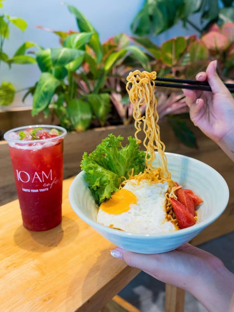 10AM Cafe: Unique cafe with model 3 racing experience