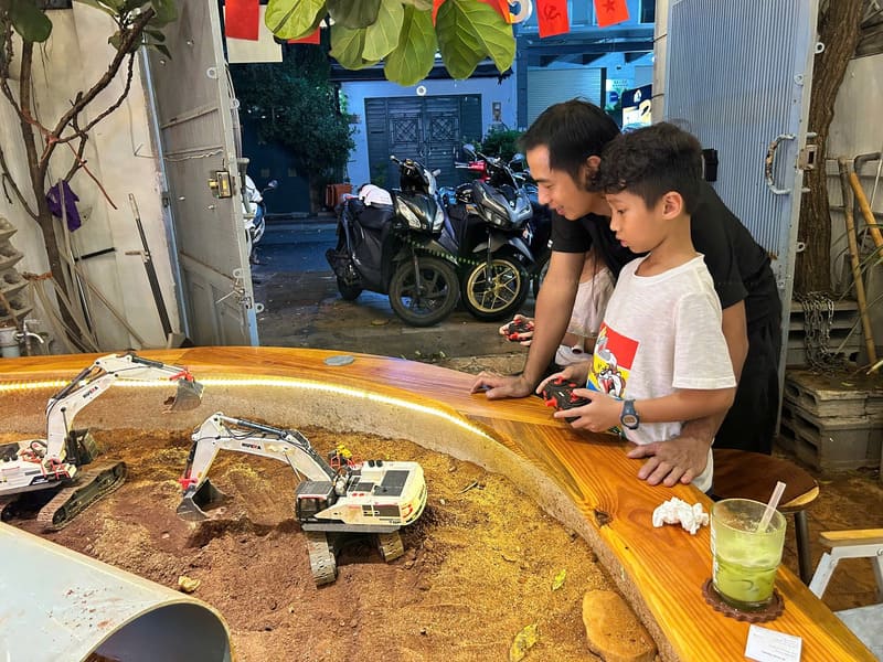 10AM Cafe: Unique cafe with model 5 racing experience