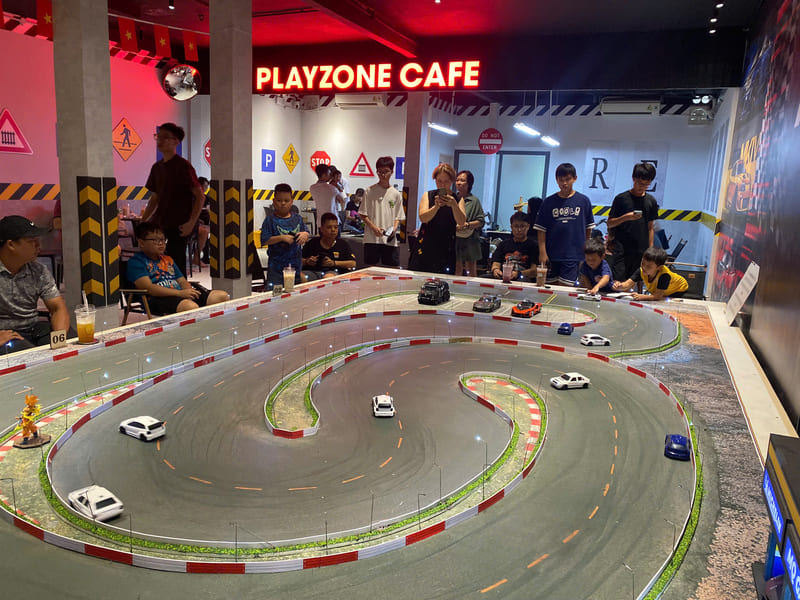 10AM Cafe: Unique cafe with model 6 racing experience