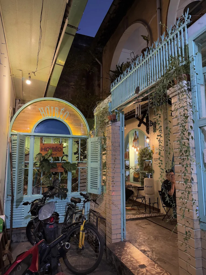 Slightly Fat Coffee: Private bed cafe in the heart of District 1 2