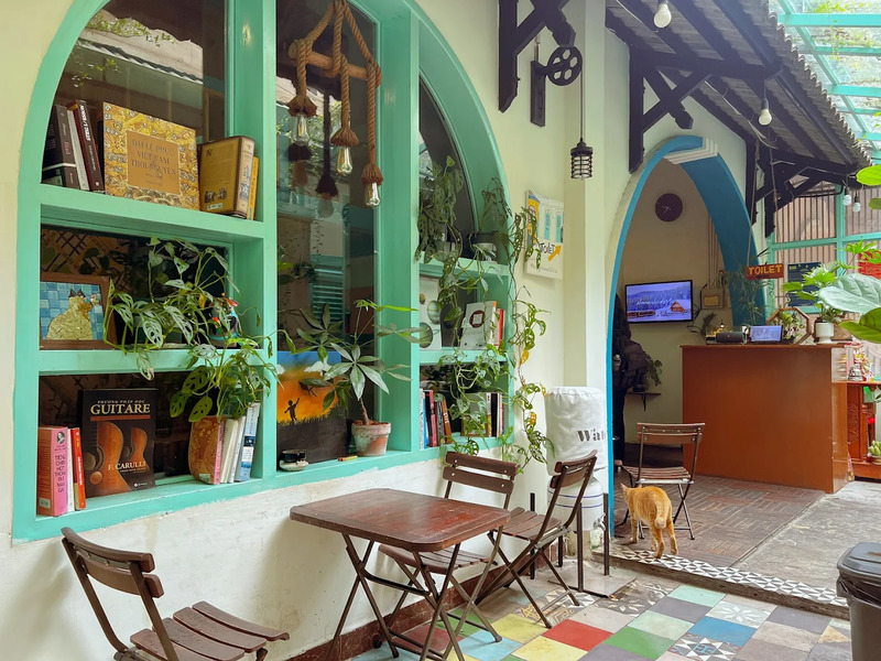 Slightly Fat Coffee: Private bed cafe in the heart of District 13