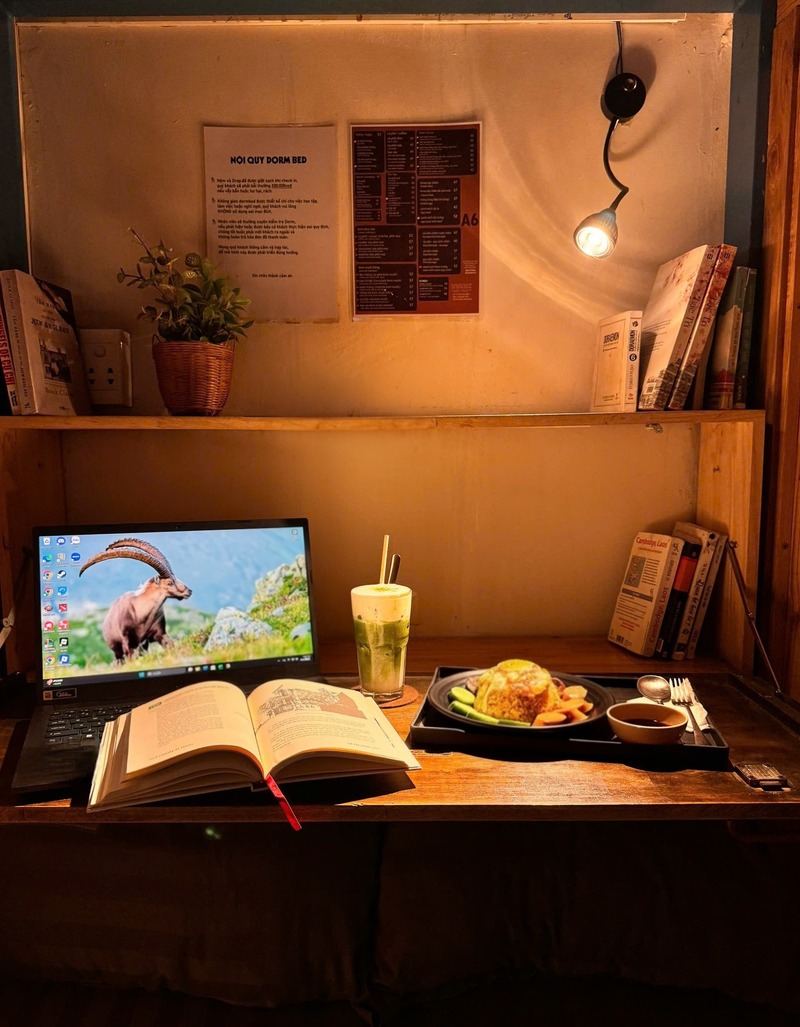 Slightly Fat Coffee: Private bed cafe in the heart of District 19