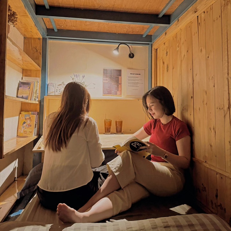 Slightly Fat Coffee: Private bed cafe in the heart of District 17