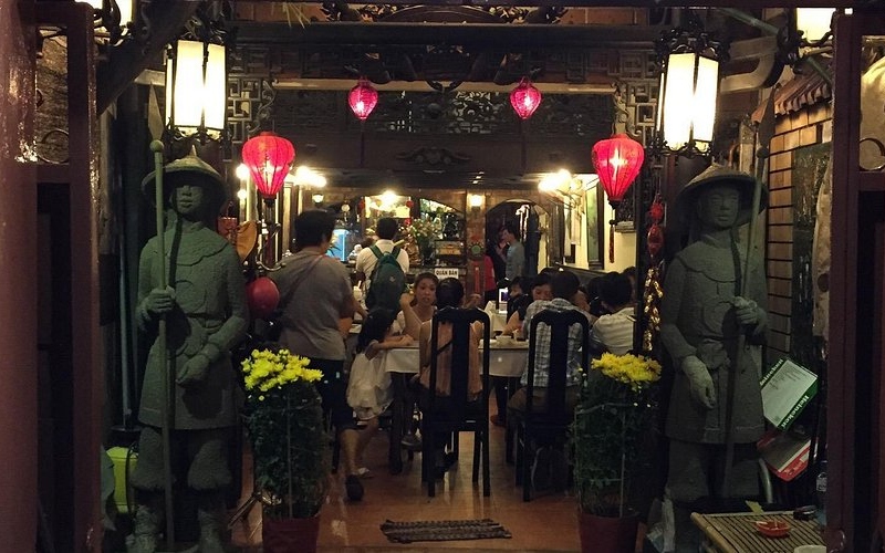 Top 10 Hue restaurants with authentic flavors of the ancient capital in the heart of Saigon 8
