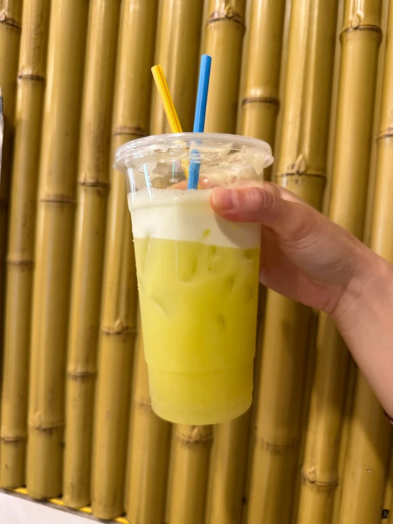 Experience the long-standing Hang Dieu sugarcane juice shop in the heart of the old town 4