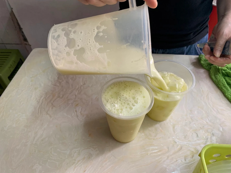 Experience the long-standing Hang Dieu sugarcane juice shop in the heart of the old town 7