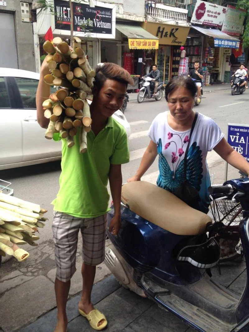 Experience the long-standing Hang Dieu sugarcane juice shop in the heart of the old town 6