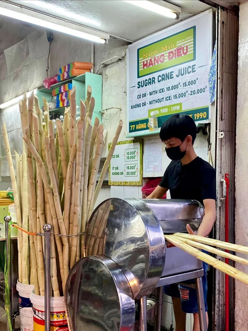 Experience the long-standing Hang Dieu sugarcane juice shop in the heart of the old town 5