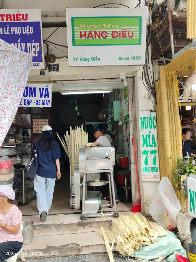 Experience the long-standing Hang Dieu sugarcane juice shop in the heart of the old town 3