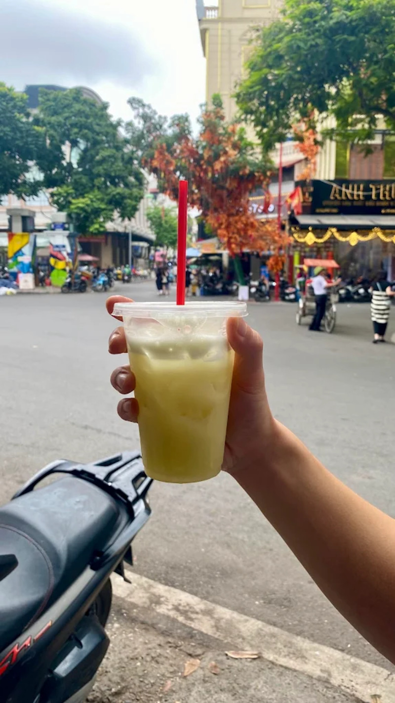 Experience the long-standing Hang Dieu sugarcane juice shop in the heart of the old town 8